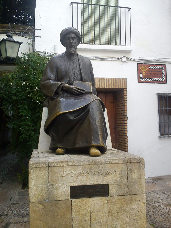 La estatua de Maimónides en el barrio judío de Córdoba