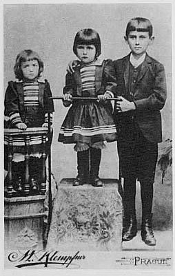 Kafka a la edad de 10 años, con sus hermanas