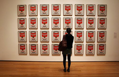 32 latas de sopa de Andy Warhol y un espectador