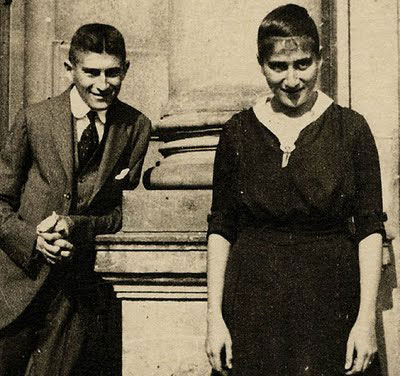 Kafka y su hermana Ottilie cerca de la casa de sus padres en Praga
