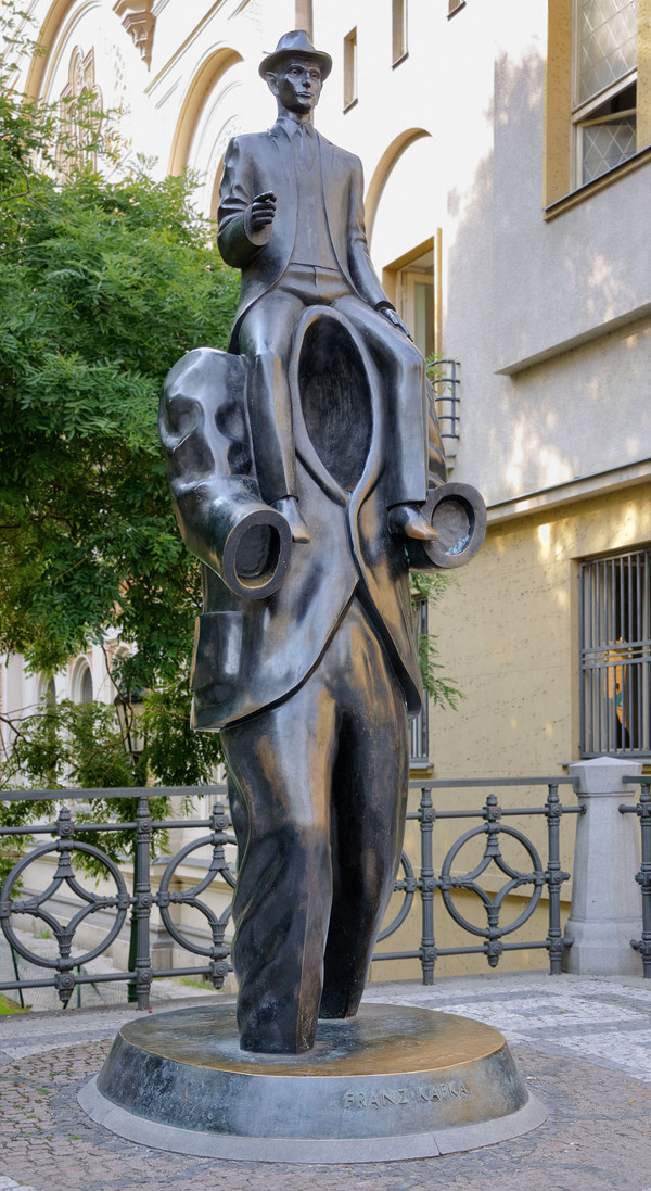 Estatua de bronce de Franz Kafka en Praga, por Jaroslav Rona